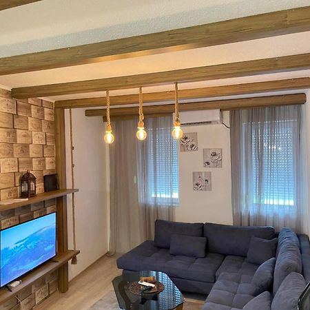 Nessi Apartment Prishtine Bagian luar foto