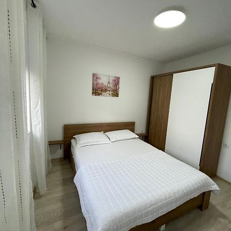 Nessi Apartment Prishtine Bagian luar foto