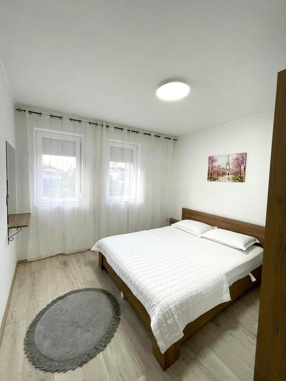 Nessi Apartment Prishtine Bagian luar foto